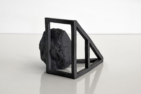 Archisteroid #16 – 2018 – grès noir chamotté, modelage – h. 18,5 x 19 x 25 cm