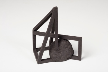Archisteroid noire #7 – 2019 – grès noir chamotté, modelage – h. 23 x 15 x 20 cm – crédit photographique : Philippe Piron - (collection privée)