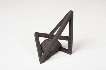 Archisteroid noire #9 – 2019 – grès noir chamotté, modelage – h. 17 x 15 x 12 cm – crédit photographique : Philippe Piron - (collection privée)
