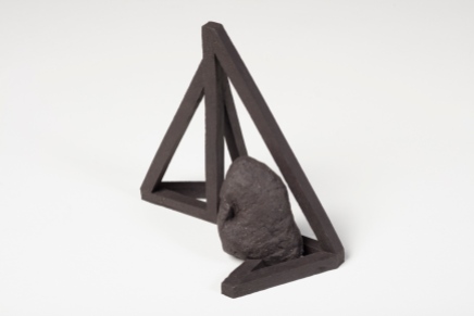 Archisteroid noire #6 – 2019 – grès noir chamotté, modelage – h. 23 x 15 x 20 cm – crédit photographique : Philippe Piron