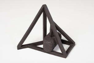 Archisteroid noire #8 – 2019 – grès noir chamotté, modelage – h. 23 x 15 x 20 cm – crédit photographique : Philippe Piron - (collection privée)