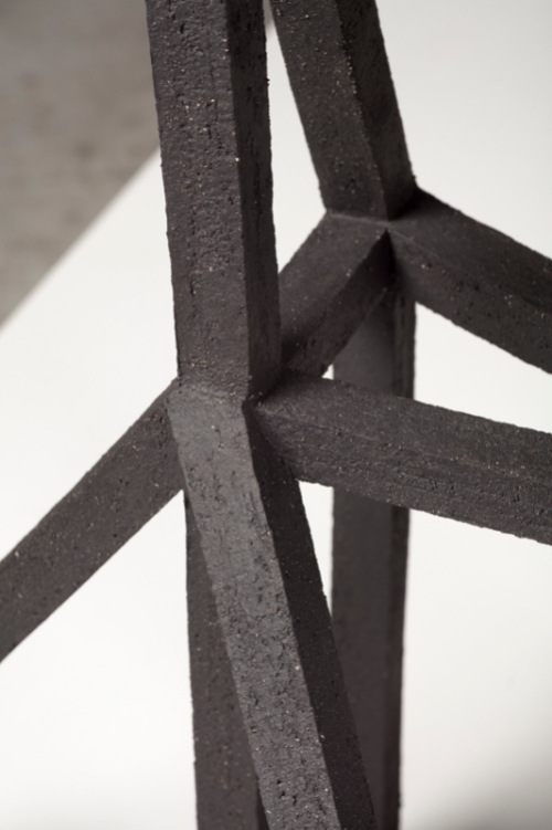 Grande archisteroid noire #2 (détail) – 2019 – grès noir chamotté, modelage – h. 65 x 45 x 54 cm – crédit photographique : Philippe Piron