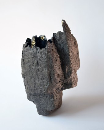"Abîme #1" - 2020 - modelage, grès noir chamotté, émail noir mordoré brillant – h. 25 x 15 x 15 cm - collection publique : Art Delivery, Nantes