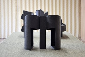 REM(A)INDERS – vue de l'exposition - installation de 11 sculptures en grès noir chamotté, modelage à la plaque, socles en pin et peuplier, sable gris - septembre / octobre 2020 – Les Ateliers PCP, Saint-Nazaire