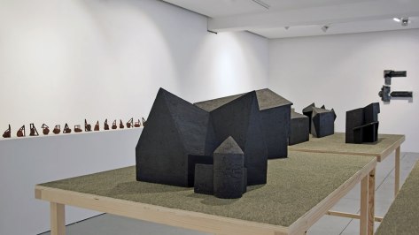 REM(A)INDERS - installation de 11 sculptures en grès noir chamotté, modelage à la plaque, socles en pin et peuplier, sable gris