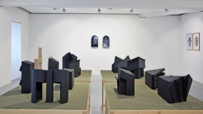 REM(A)INDERS - installation de 11 sculptures en grès noir chamotté, modelage à la plaque, socles en pin et peuplier, sable gris