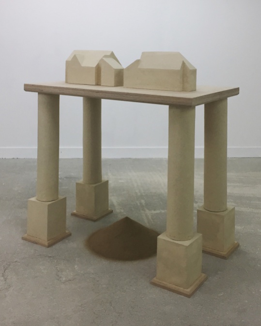 "Temple d'Authion" - 2022 - moulage, modelage à la plaque, grès chamotté sable, bouleau, chêne, sable, letage - h. 115 x L. 110 x l. 65 cm - réalisé avec le soutien du Frac des Pays de la Loire, en collaboration avec MilleFeuilles